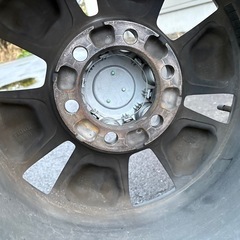 トヨタハイラックス純正タイヤの画像
