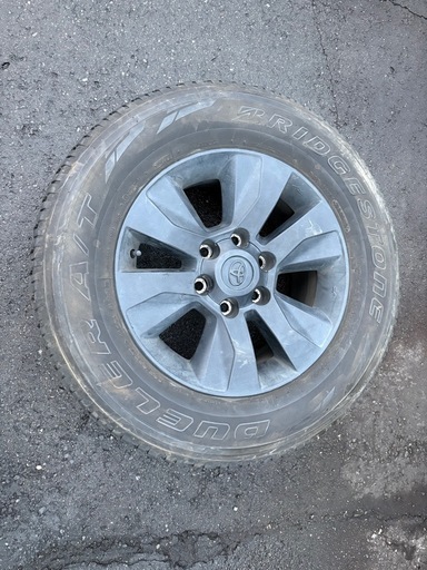 トヨタハイラックス純正タイヤ