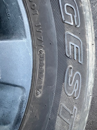 トヨタハイラックス純正タイヤ