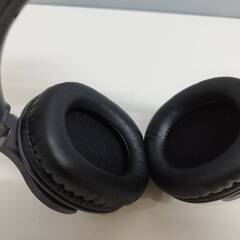 ～ご覧いただきありがとうございます～  ※値下げ不可 audio-technica ATH-SR30BT ワイヤレスヘッドホン  ◆商品の状態◆ 使用に伴うスレや擦り傷が見受けられます。やや使用感あり。 ヘッドクッション劣化で破れあり、イヤーパッドの状態は良好です。 ペアリング確認済み。30分音楽再生：100％のままでした。 バッテリーは消耗品の為、今後の減り方など保証対象外です。  内容物：ヘッドホンのみ（画像1枚目に写っているもの） ※上記説明にないもの・写真に載っていないものは付属しません※  【商の画像