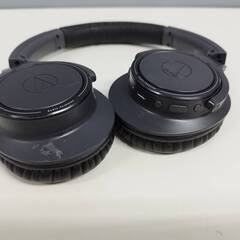 ～ご覧いただきありがとうございます～  ※値下げ不可 audio-technica ATH-SR30BT ワイヤレスヘッドホン  ◆商品の状態◆ 使用に伴うスレや擦り傷が見受けられます。やや使用感あり。 ヘッドクッション劣化で破れあり、イヤーパッドの状態は良好です。 ペアリング確認済み。30分音楽再生：100％のままでした。 バッテリーは消耗品の為、今後の減り方など保証対象外です。  内容物：ヘッドホンのみ（画像1枚目に写っているもの） ※上記説明にないもの・写真に載っていないものは付属しません※  【商の画像