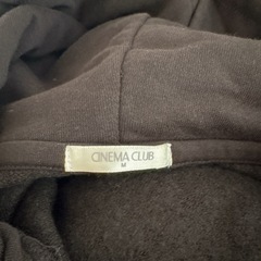 黒パーカーの画像