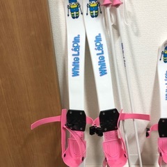 子供用スキーとソリの画像