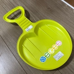 子供用スキーとソリの画像