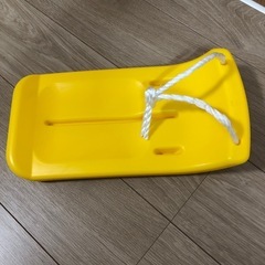子供用スキーとソリの画像