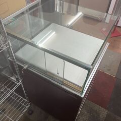 【リサイクルショップどりーむ天保山店】No.4594 ショーケース 高さ約90cm 幅約58cm 鍵付き 飾り棚 ガラスショーケース キャスター付き 店舗什器の画像
