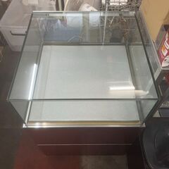 【リサイクルショップどりーむ天保山店】No.4594 ショーケース 高さ約90cm 幅約58cm 鍵付き 飾り棚 ガラスショーケース キャスター付き 店舗什器の画像