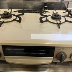 ガスコンロ、デロンギ、電子レンジ、食器棚、洗濯機
の画像