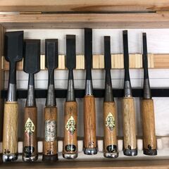 丸一鑿 8本組 木箱入り 追入鑿 彫刻 鉋 ノミ 大工道具 刃物 セット 木工 DIY 職人道具 ハンドツール　【糸島市内 送料無料】88264-20の画像
