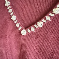 レッドニットトップスの画像