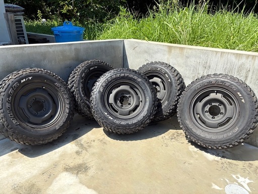 APIOワイルドボア SRアイアンブラック15インチ＋ブリヂストンDUELER M/T 215/75R15 5本セット　内1本タイヤ未使用品