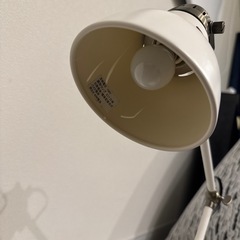 ニトリ 白 レトロ  デスクライトの画像