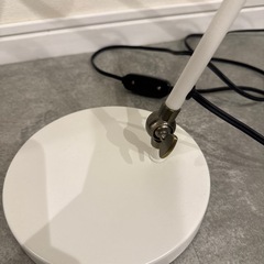 ニトリ 白 レトロ  デスクライトの画像