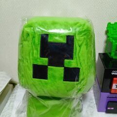 マインクラフト　特大室内スリッパ＆スタッキングチェスト2個（おまけ付き）の画像