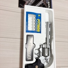 拳銃のおもちゃの画像