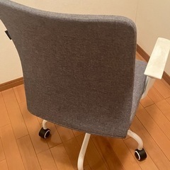 オフィスチェア　事務用途に　椅子　イス　肘掛けありの画像