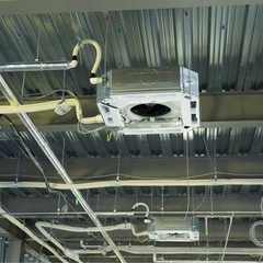 業務用エアコン工事の作業補助/職人の画像
