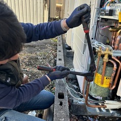 業務用エアコン工事の作業補助/職人の画像