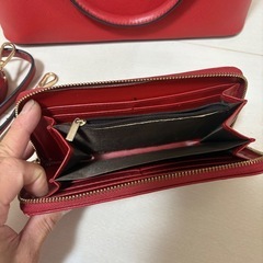 赤いカバン、財布セットの画像