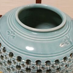 青磁花瓶　壺　透かし紋の画像