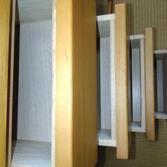 ガラス戸付きキッチン収納棚の画像