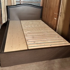 引き出しとマットレス付きのダブルベッド（140cm×200cm）の画像