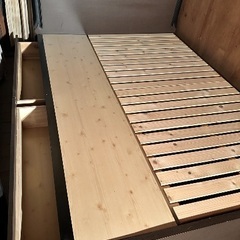 引き出しとマットレス付きのダブルベッド（140cm×200cm）の画像