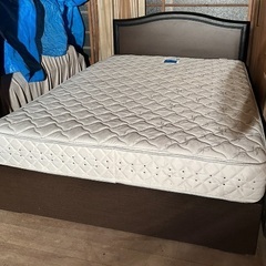 引き出しとマットレス付きのダブルベッド（140cm×200cm）の画像