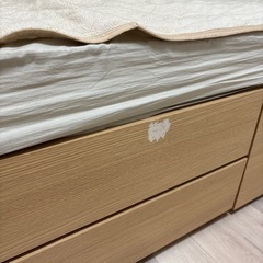 シングルベッドとマットレスの画像