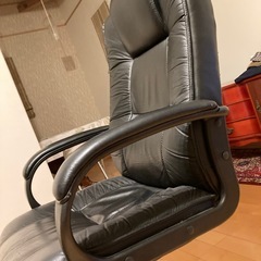 本革？合皮？椅子（ブラック）の画像