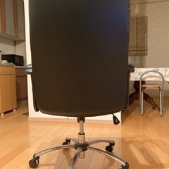 本革？合皮？椅子（ブラック）の画像