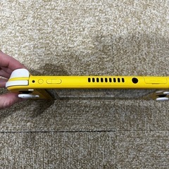 Nitendo Switch Light イエローの画像