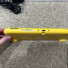 Nitendo Switch Light イエローの画像