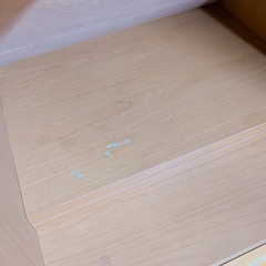 ナチュラルカラー ブラウン木製キャビネット ガラス扉付き収納棚 引き出し付き 食器棚 収納棚 インテリア家具の画像