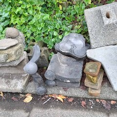 逗子 無料あげます 石材 ブロック ブリックレンガ 瓦 かわら 花スクエア 門扉 フェンス エクステリア 生け花 玄関 床材 外壁 内壁 舗装 建築材料 床 水回り 天板 舗装材 壁 石肌 天然石 加工 石碑 飛び石 庭 ガーデニング 境界 路 庭園 装飾品 瓶 文鎮 置物 ストーンプレート 台座 粘板岩 板状 加工 の画像