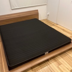 棚・コンセント付きシンプルヘッドボード　ローベッド　クイーンサイズの画像