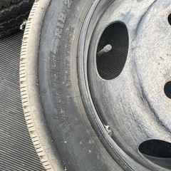 2トン車用タツドレスタイヤ🛞ホイールセット6本の画像