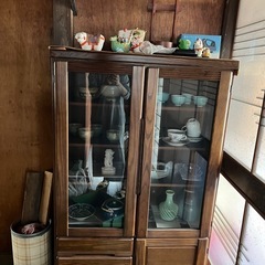 キャビネット。中と上の物は欲しい物があれば差し上げます。
の画像