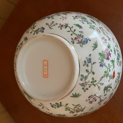 大き目な陶器の器。インテリアとして……の画像