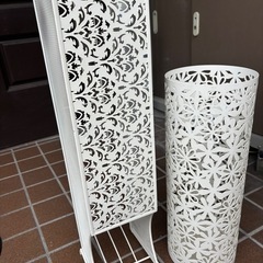 傘立てとトイレットペーパー入れの画像