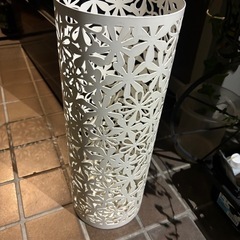 傘立てとトイレットペーパー入れの画像