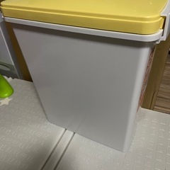 臭いを閉じ込めるゴミ箱
の画像