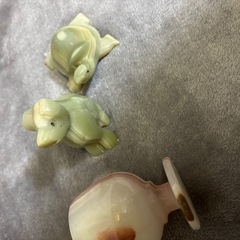 天然石のリキュールグラスと犬とカメの置き物の画像