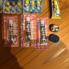 お菓子とおもちゃセットの画像