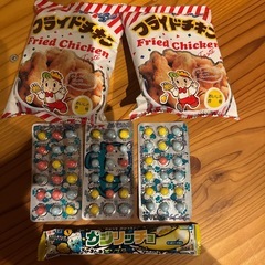 お菓子とおもちゃセットの画像