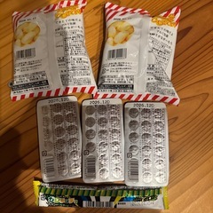お菓子とおもちゃセットの画像