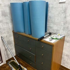 スタジオ内備品、テーブルなどの画像