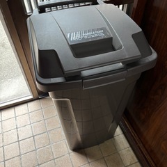 ゴミ箱 屋外、蓋付き、キャスター付き、排水栓付きの画像