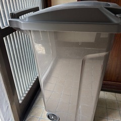 ゴミ箱 屋外、蓋付き、キャスター付き、排水栓付きの画像