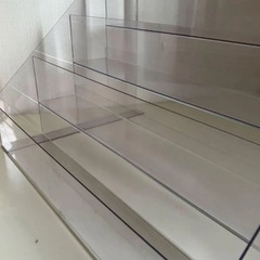 10月22日購入で1000円値引きします　【中古】アクリル ディスプレイケース　ひな壇4段 ×10台　什器33×44×30 ディスプレイスタンド 展示台 コレクションケース の画像